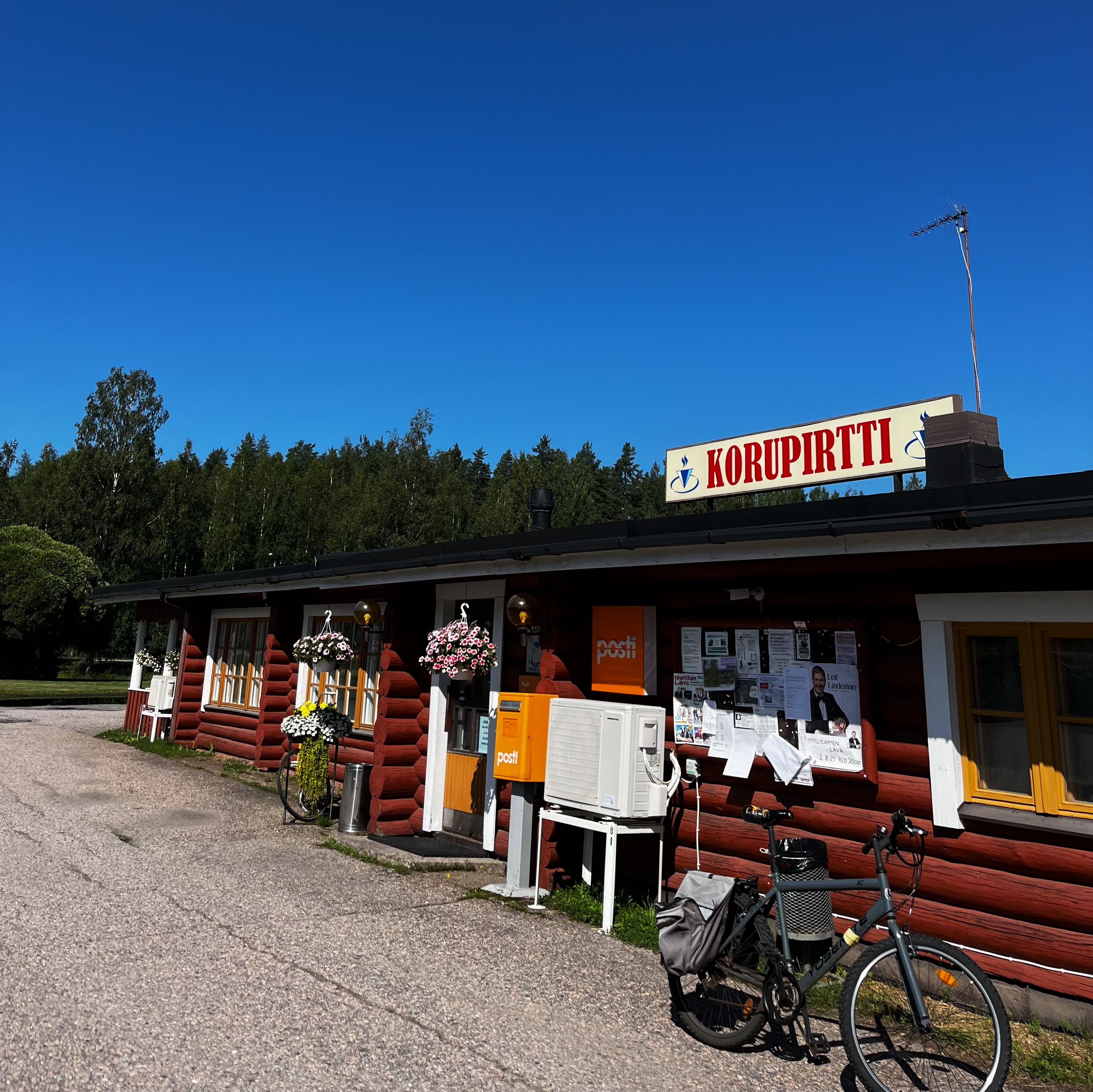 Kyläkauppa tien varrella.